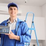 Techniker hält Bedienteil einer Alarmanlage in den Händen