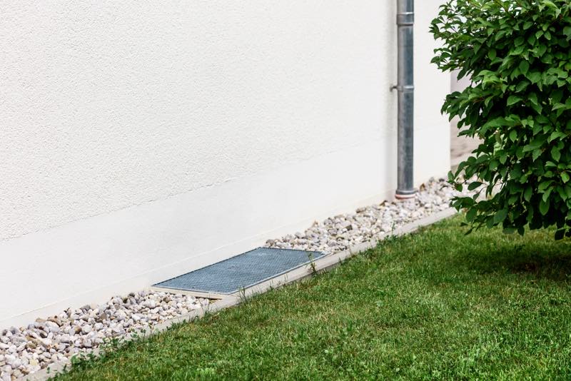 Fallrohr und Drainagesteine
