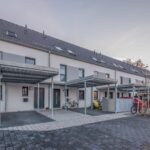Moderne Reihenhäuser mit Carport vor dem jeweiligen Haus