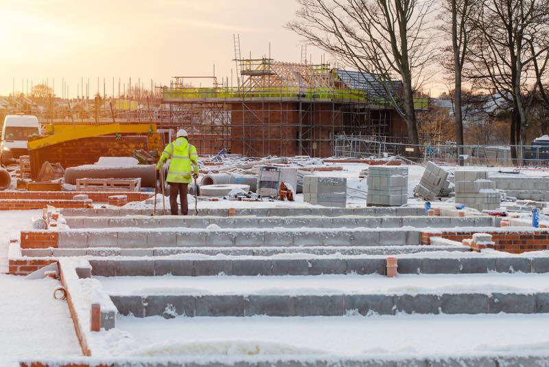 Baustelle bei Schnee und Eis